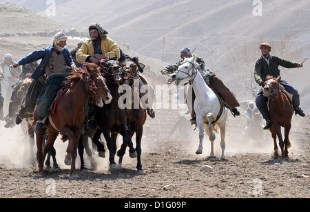 Afghanische Chapandaz oder Buzkashi Spieler kämpfen für ein Kalb Karkasse während eines Buzkashi-Spiels in Paryan Bezirk, Afghanistan 7. April 2012. Buzkashi ist das Nationalspiel der Afghanen. Das Ziel ist es, schnappen Sie sich den Kadaver einer Ziege oder Kalb, klar, dass es von den anderen Spielern und bekommen es in einen Zielkreis, Punkte zu erreichen. Stockfoto