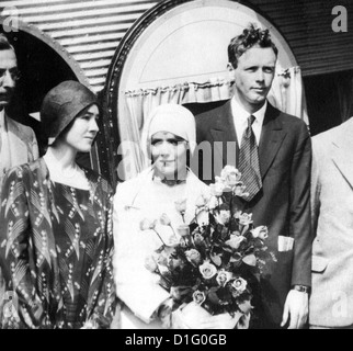 CHARLES LINDBERGH(1902-1974) uns Flieger mit seiner Frau Anne Morrow Holding Bouquet von 1929 Stockfoto