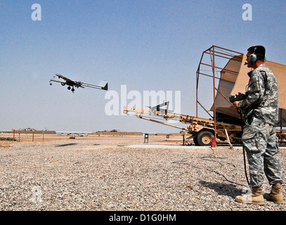 Eine RQ-7 b Schatten 200 UAV aus einem pneumatischen Launcher in das Flugzeug Start- und Landesystem Primärdatenbank am Camp Taji, Irak 11. August 2008 gestartet wird. Schatten bietet Kommandeure vor Ort die Möglichkeit, das gesamte Schlachtfeld sehen. Stockfoto