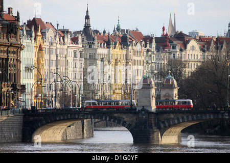 Über die Moldau und die bunten Barockhäuser, Prag, Tschechische Republik, Europa Stockfoto