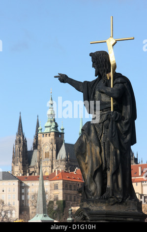 St. Johannes der Täufer-Skulptur auf der Karlsbrücke, UNESCO-Weltkulturerbe, Prag, Tschechische Republik, Europa Stockfoto