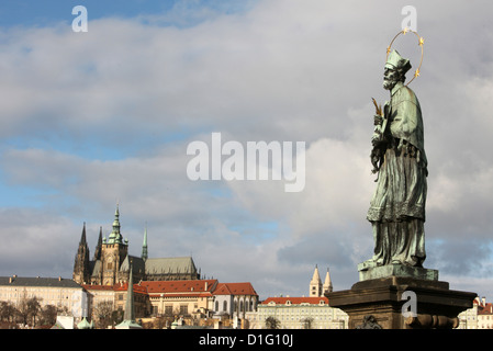 John der Nepomuk-Statue auf Charles Brücke, UNESCO-Weltkulturerbe, Prag, Tschechische Republik, Europa Stockfoto