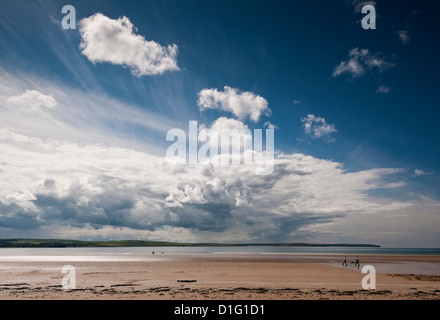 Weiße Wolkenbildung in blauer Himmel über Dunnet Strand, Schottland. Stockfoto