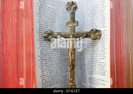 Kruzifix und Bibel, Haute Savoie, Frankreich, Europa Stockfoto