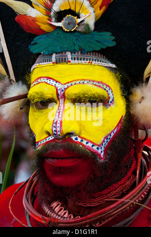 Bunt gekleidet und Gesicht gemalt lokalen Stämme feiert die traditionelle Sing Sing in den Highlands, Papua-Neu-Guinea Stockfoto