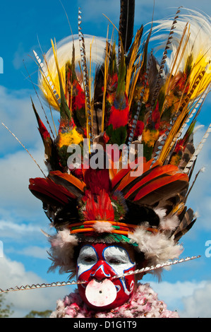 Bunt gekleidet und Gesicht gemalt lokalen Stämme feiert die traditionelle Sing Sing in den Highlands, Papua-Neu-Guinea Stockfoto