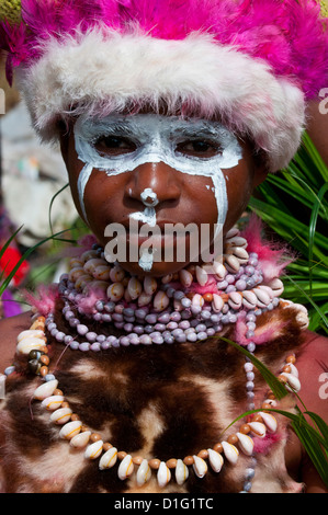 Kind eines lokalen Stammes feiert die traditionelle Sing Sing in den Highlands, Papua-Neu-Guinea Stockfoto