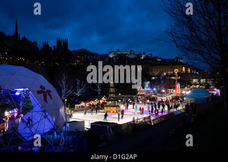 Edinburgh, UK. 19. Dezember 2012. Edinburgh-Weihnachten - freien Eislaufen in Princes Street Gardens, Edinburgh Castle beleuchtet darüber hinaus.  © David Kilpatrick / Alamy Live News Stockfoto