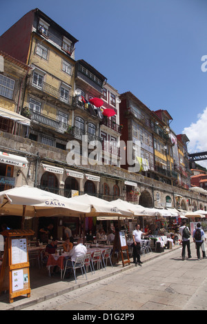 Cafés und Restaurants von der Douro Fluss Ribeira Bezirk, UNESCO-Weltkulturerbe, Porto, Douro, Portugal, Europa Stockfoto