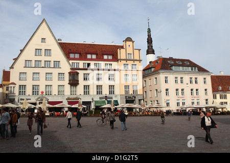 Alltag und Gebäude am Rathausplatz (Raekoja Plats), UNESCO-Weltkulturerbe, Tallinn, Estland, Europa Stockfoto