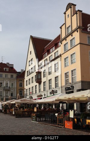 Cafés und Restaurants unter den historischen Gebäuden, Rathausplatz (Raekoja Plats), Tallinn, Estland, Europa Stockfoto