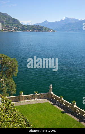 Blick von der Terrasse des 18. Jahrhunderts Villa del Balbianello in Frühlingssonne, Lenno, Comer See, italienische Seen, Italien, Europa Stockfoto