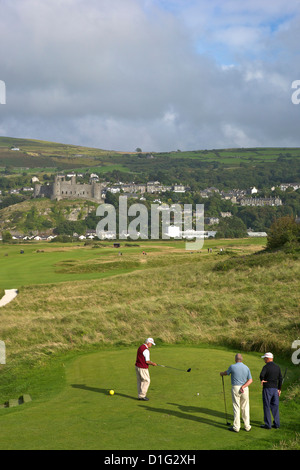 Royal St. Davids Golf Club und Harlech Castle im Sommersonnenschein, Harlech, Gwynedd, Wales, Vereinigtes Königreich, Europa Stockfoto