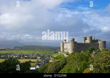 Harlech Castle im Sommersonnenschein, UNESCO-Weltkulturerbe, Gwynedd, Wales, Vereinigtes Königreich, Europa Stockfoto