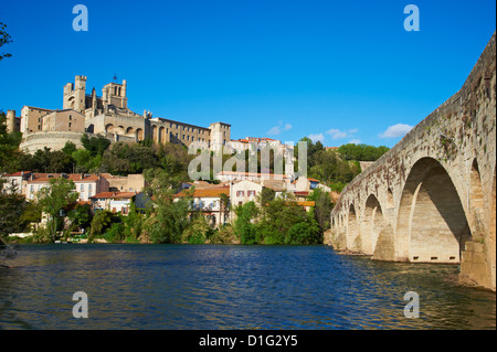 Kathedrale Saint-Nazaire und Pont Vieux (alte Brücke) über den Fluss Orb, Beziers, Herault, Languedoc, Frankreich, Europa Stockfoto