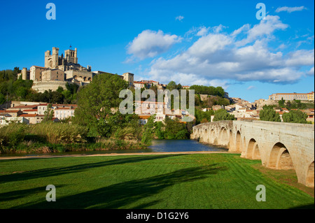 Kathedrale Saint-Nazaire und Pont Vieux (alte Brücke) über den Fluss Orb, Beziers, Herault, Languedoc, Frankreich, Europa Stockfoto