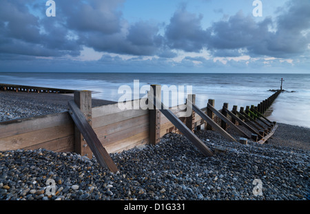 Eine Feder am frühen Morgen Studie am Strand von Sheringham, Norfolk, England, Vereinigtes Königreich, Europa Stockfoto