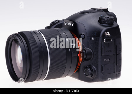 Fotoausrüstung - Sony Alpha 99 professionellen DSLR-Stil Vollformat Digitalkamera. Stockfoto