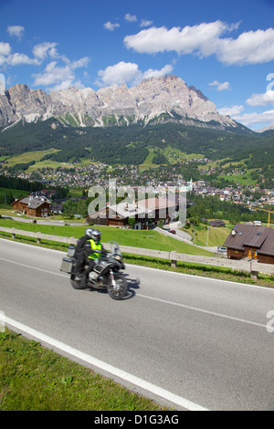 Blick auf Stadt und Berge, Provinz Belluno, Region Venetien, Dolomiten, Cortina d' Ampezzo, Italien, Europa Stockfoto