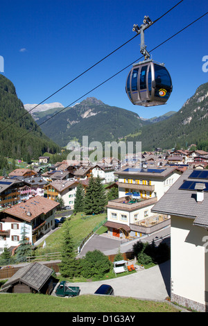 Blick über Stadt und Seilbahn, Canazei, Val di Fassa, Trentino-Alto Adige, Italien, Europa Stockfoto