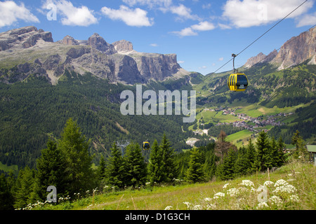 Blick vom Col Alto und Seilbahn, Corvara, Gadertal, Provinz Bozen, Südtirol, Dolomiten, Italien Stockfoto