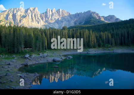 Lago di Carezza und Latemar Gruppe Berge, Provinz Bozen, Trentino-Alto Adige/Südtirol, Dolomiten, Italien, Europa Stockfoto