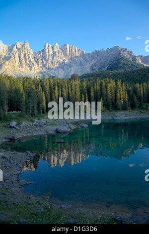 Lago di Carezza und Latemar Gruppe Berge, Provinz Bozen, Trentino-Alto Adige/Südtirol, Dolomiten, Italien, Europa Stockfoto