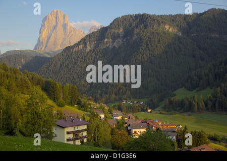 Stadthäuser übersehen von Geisler Gruppe, St.Ulrich, Gröden, Trentino-Alto Adige/Südtirol, Dolomiten, Italien Stockfoto