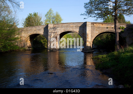 Stein-Bogen-Brücke über den Derwent River, Baslow, Derbyshire, England, Vereinigtes Königreich, Europa Stockfoto