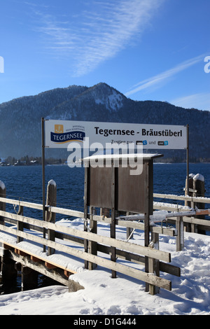 winterliche Pier "Braeustueberl" in der Stadt Tegernsee, See Tegernsee, Oberbayern, Deutschland, Europa. Foto: Willy Matheisl Stockfoto