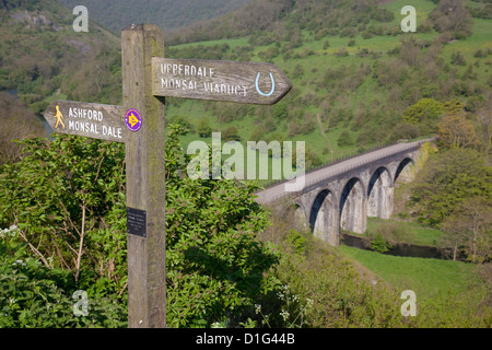 Wegweiser und Monsal Dale Viadukt von Monsal Kopf, Derbyshire, England, Vereinigtes Königreich, Europa Stockfoto