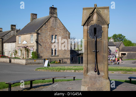 Dorfbrunnen, Hartington, Peak District, Derbyshire, England, Vereinigtes Königreich, Europa Stockfoto
