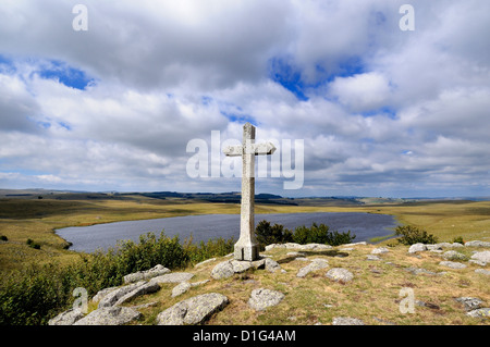 Kreuz am St Andeol See auf Way of St. James in Lozère, Aubrac, Frankreich, Europa - Pilgerweg nach Santiago De Compostela Stockfoto