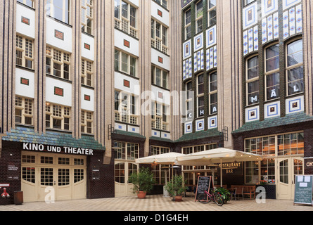 Neues Theater und Restaurant in einem der historischen Innenhöfe des Hackeschen Hofe im ehemaligen Ost-Berlin, Deutschland Stockfoto