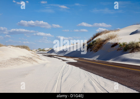 Die Straße durch White Sands National Monument Stockfoto