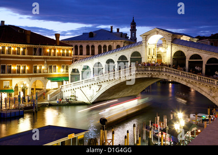 Rialto-Brücke in der Abenddämmerung, Venedig, UNESCO World Heritage Site, Veneto, Italien, Europa Stockfoto