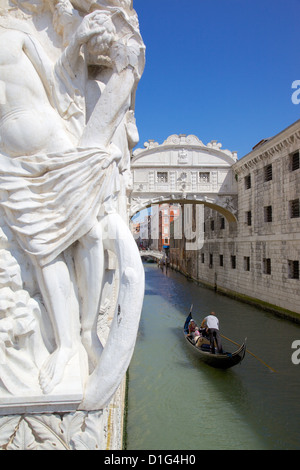 Dogenpalast-Palast, Seufzerbrücke und Gondel, Piazza San Marco, Venedig, UNESCO World Heritage Site, Veneto, Italien, Europa Stockfoto