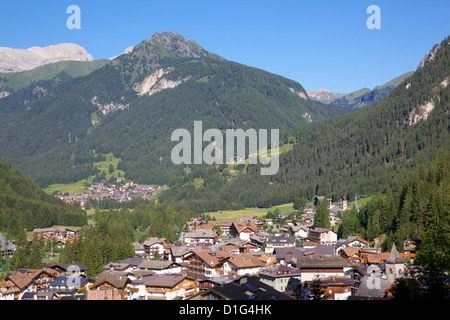 Blick über Stadt, Canazei, Trentino-Alto Adige, Italien, Europa Stockfoto