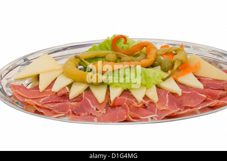 Großen serviert Teller mit Schinken und Käse - kroatische Traditionsgericht. Isoliert auf weiss. Stockfoto