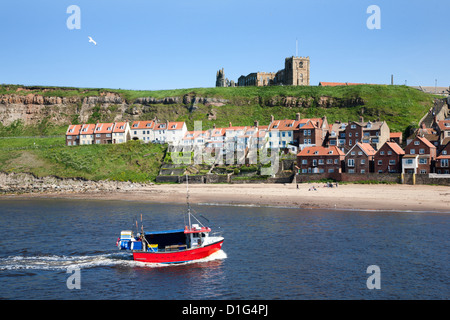 Angelboot/Fischerboot in den Hafen unter Whitby Abbey, Whitby, North Yorkshire, Yorkshire, England, Vereinigtes Königreich, Europa Stockfoto