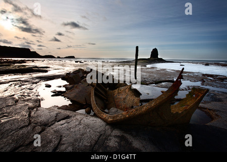 Altes Wrack und Black Nab gegen Bay, in der Nähe von Whitby, North Yorkshire, Yorkshire, England, Vereinigtes Königreich, Europa Stockfoto