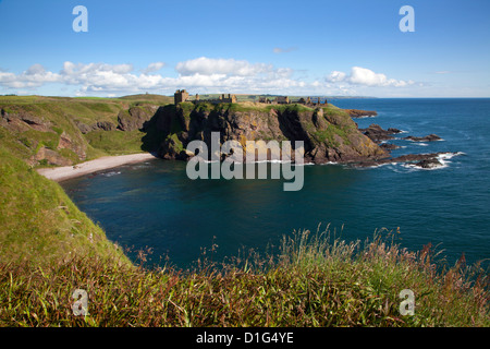 Dunnottar Castle über Old Hall Bay in der Nähe von Stonehaven, Aberdeenshire, Schottland, Vereinigtes Königreich, Europa Stockfoto