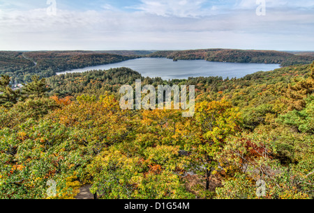 See mit Herbst bunte Bäume im Vordergrund Foto Stockfoto