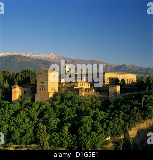 Alhambra-Palast, UNESCO-Weltkulturerbe und Sierra Nevada Berge, Granada, Andalusien, Spanien, Europa Stockfoto