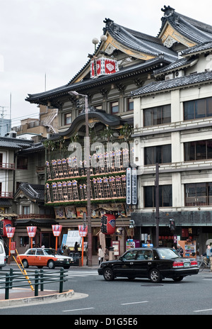 Die Fassade des berühmten Kabuki-Theaters von Minami-za in Kyoto, Japan, dem ältesten Kabuki-Veranstaltungsort des Landes (gegründet 1610 und umgebaut 1929) Stockfoto