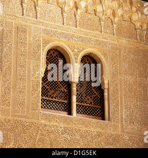 Detail der maurischen Fenster und arabischen Inschriften im Palacios Nazaries, Alhambra-Palast, Granada, Andalusien, Spanien, Europa Stockfoto