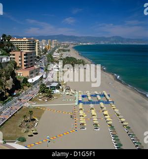 Blick entlang Strand, Torremolinos, Costa del Sol, Andalusien, Spanien, Mittelmeer, Europa Stockfoto