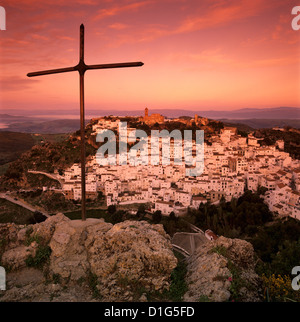 Sonnenaufgang über dem typischen weißen andalusischen Dorf, Casares, Andalusien, Spanien, Europa Stockfoto