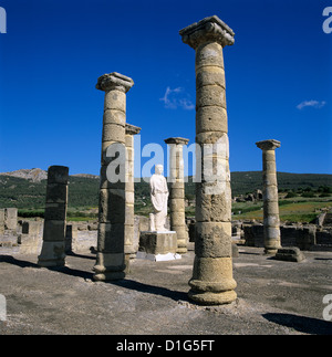 Römische Ruinen mit Statue des Kaisers Trajan, Baelo Claudia, in der Nähe von Tarifa, Andalusien, Spanien, Europa Stockfoto