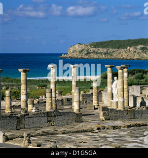 Römische Ruinen mit Statue des Kaisers Trajan, Baelo Claudia, in der Nähe von Tarifa, Andalusien, Spanien, Europa Stockfoto